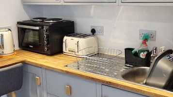 Geladeira, micro-ondas, fogão, chaleira elétrica