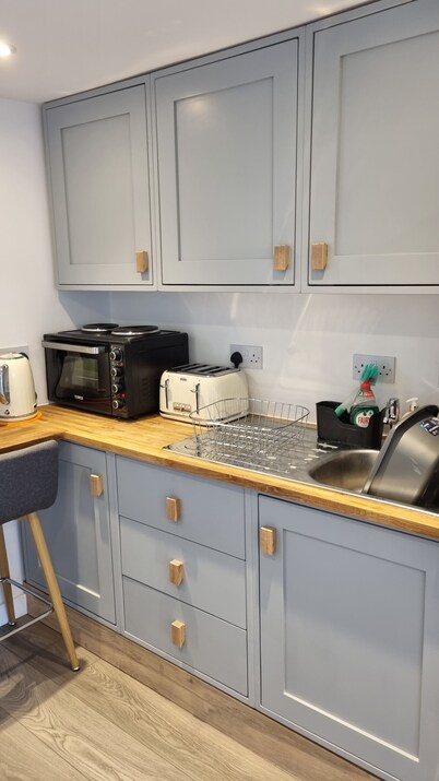 1 bed self-contained annex, with off-road parking.