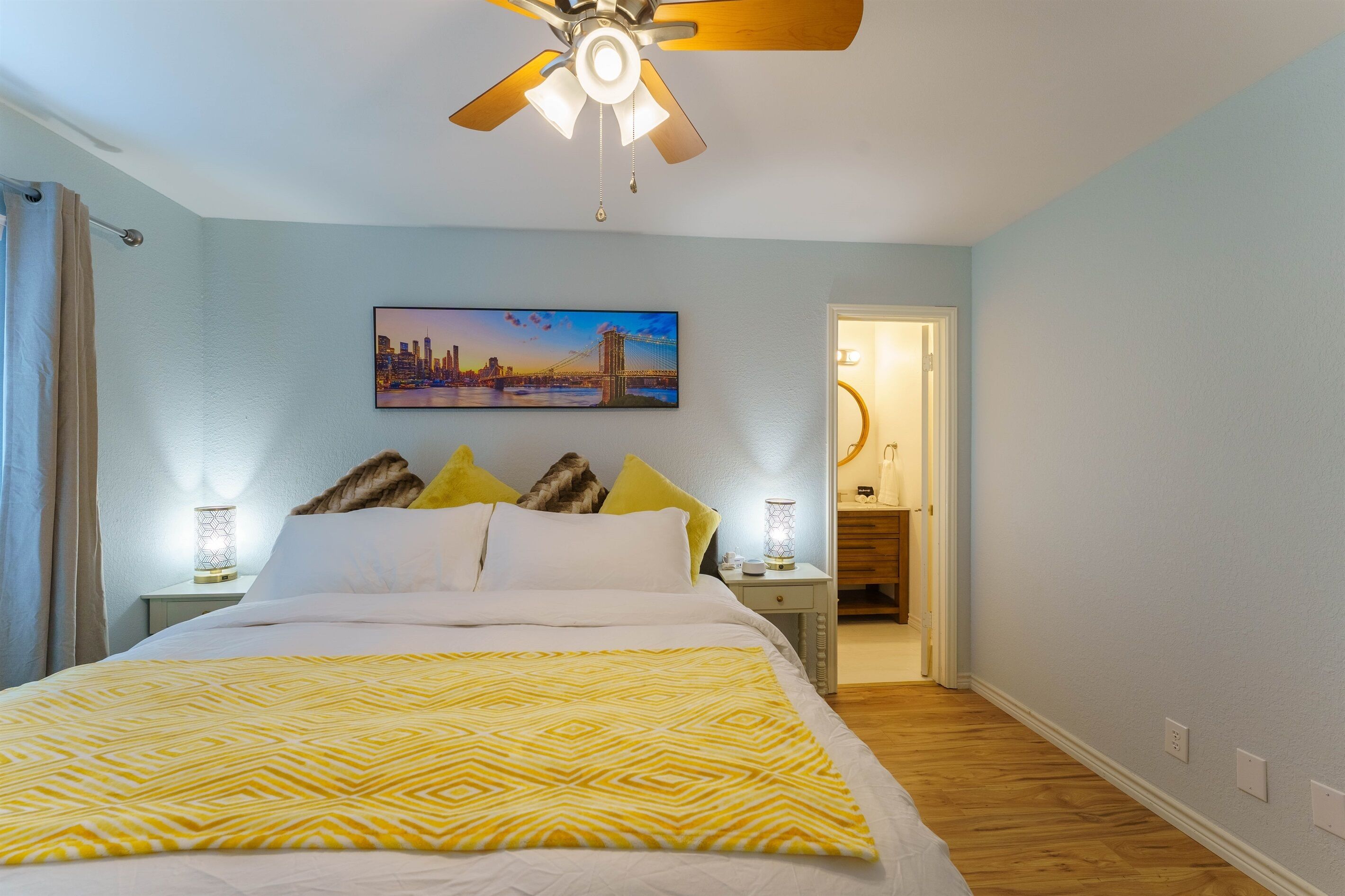 3 chambres, bureau, fer et planche à repasser, lit parapluie