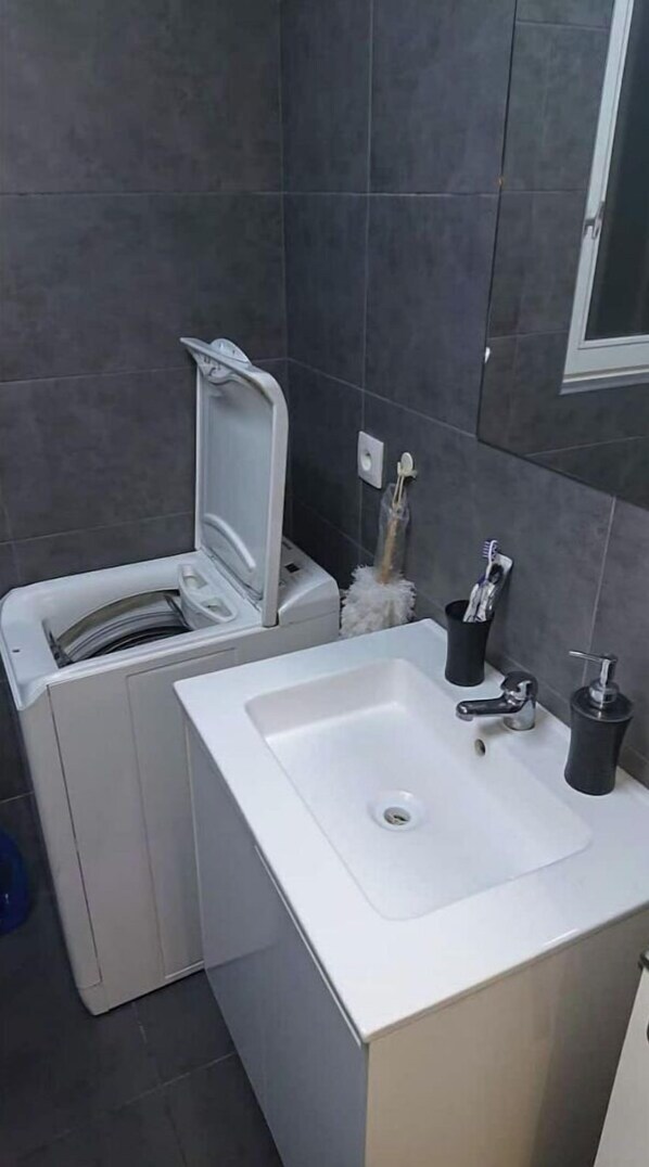 Dusche, Haartrockner, Handtücher, Seife