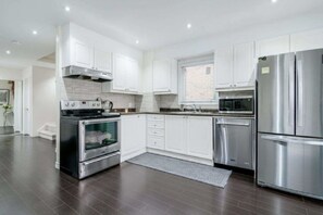 冷蔵庫、電子レンジ、オーブン、コンロ