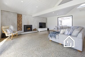 Téléviseur connecté, foyer, table de ping-pong, livres