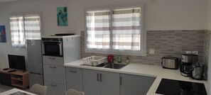 Microwave, oven, dishwasher, coffee/tea maker - Appartements de Charmes Avec Véranda (Landéda)