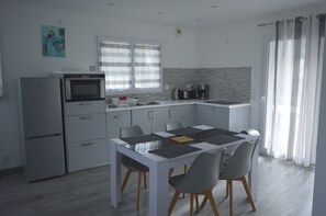 Microwave, oven, dishwasher, coffee/tea maker