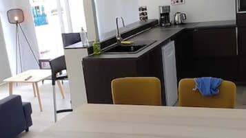 Réfrigérateur, micro-ondes, four, plaque de cuisson