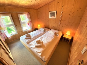 3 bedrooms, desk, free WiFi, bed sheets