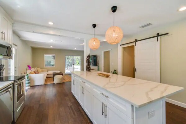 Frigorifero, microonde, forno, piano cottura