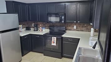 Kylskåp, mikrovågsugn, ugn och spishäll