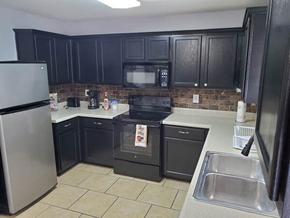 Kylskåp, mikrovågsugn, ugn och spishäll