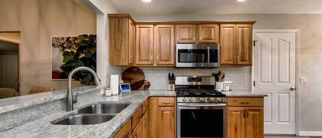 冷蔵庫、電子レンジ、オーブン、コンロ