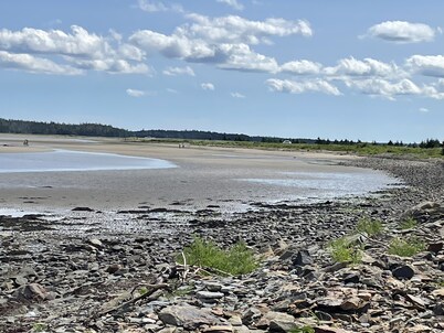 Very cozy quiet and rustic space on a lake.