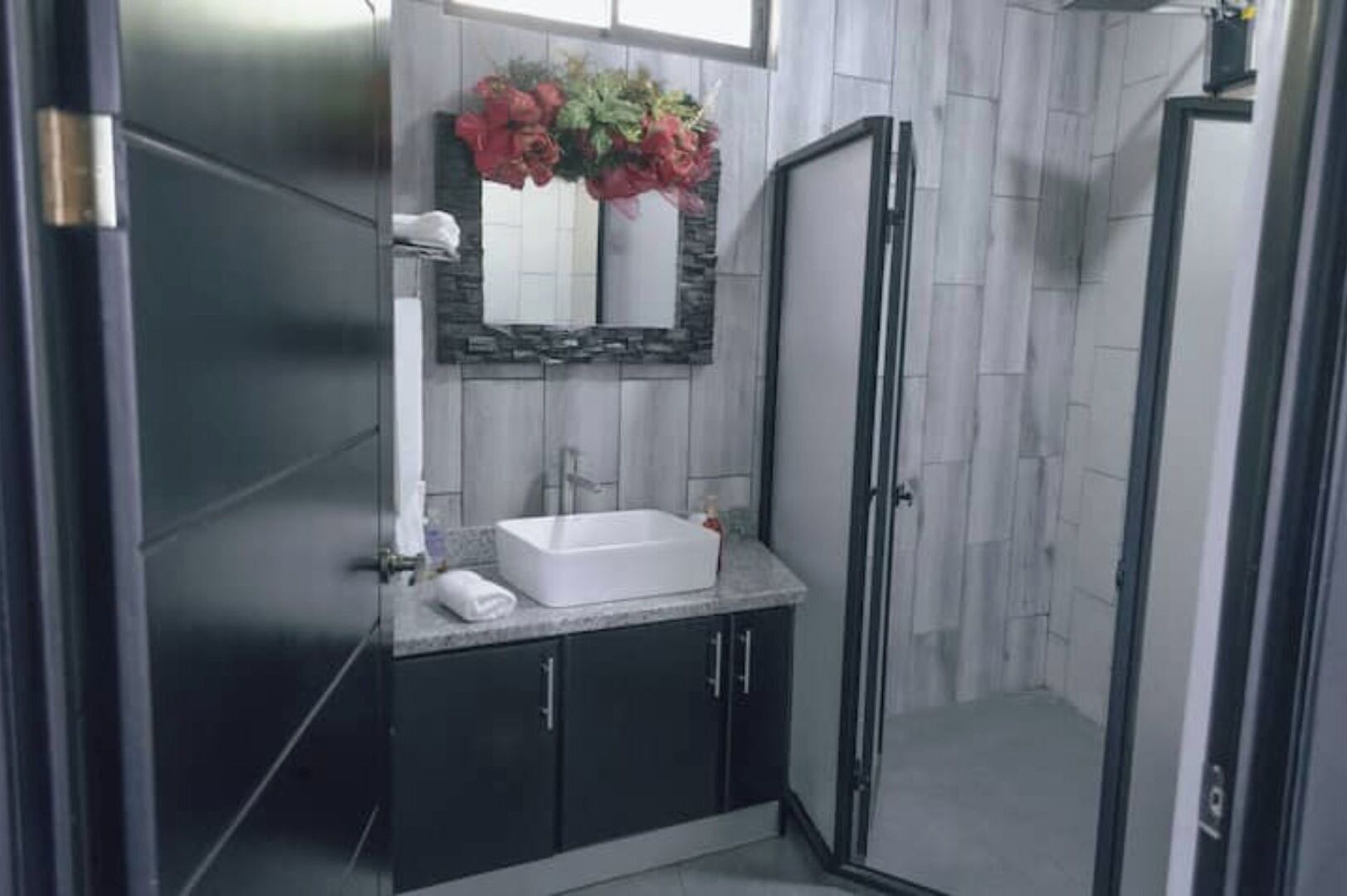 Een douche, een bubbelbad, een haardroger, een bidet