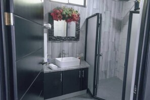 Regadera, tina de hidromasaje, secadora de cabello, bidet 