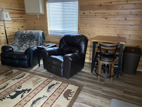 Smart TV - Cozy 2 bedroom Log Cabin (Grassy Butte)
