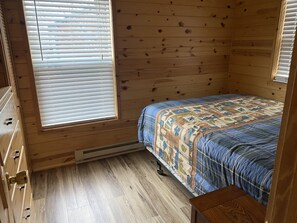 2 bedrooms, free WiFi, bed sheets - Cozy 2 bedroom Log Cabin (Grassy Butte)