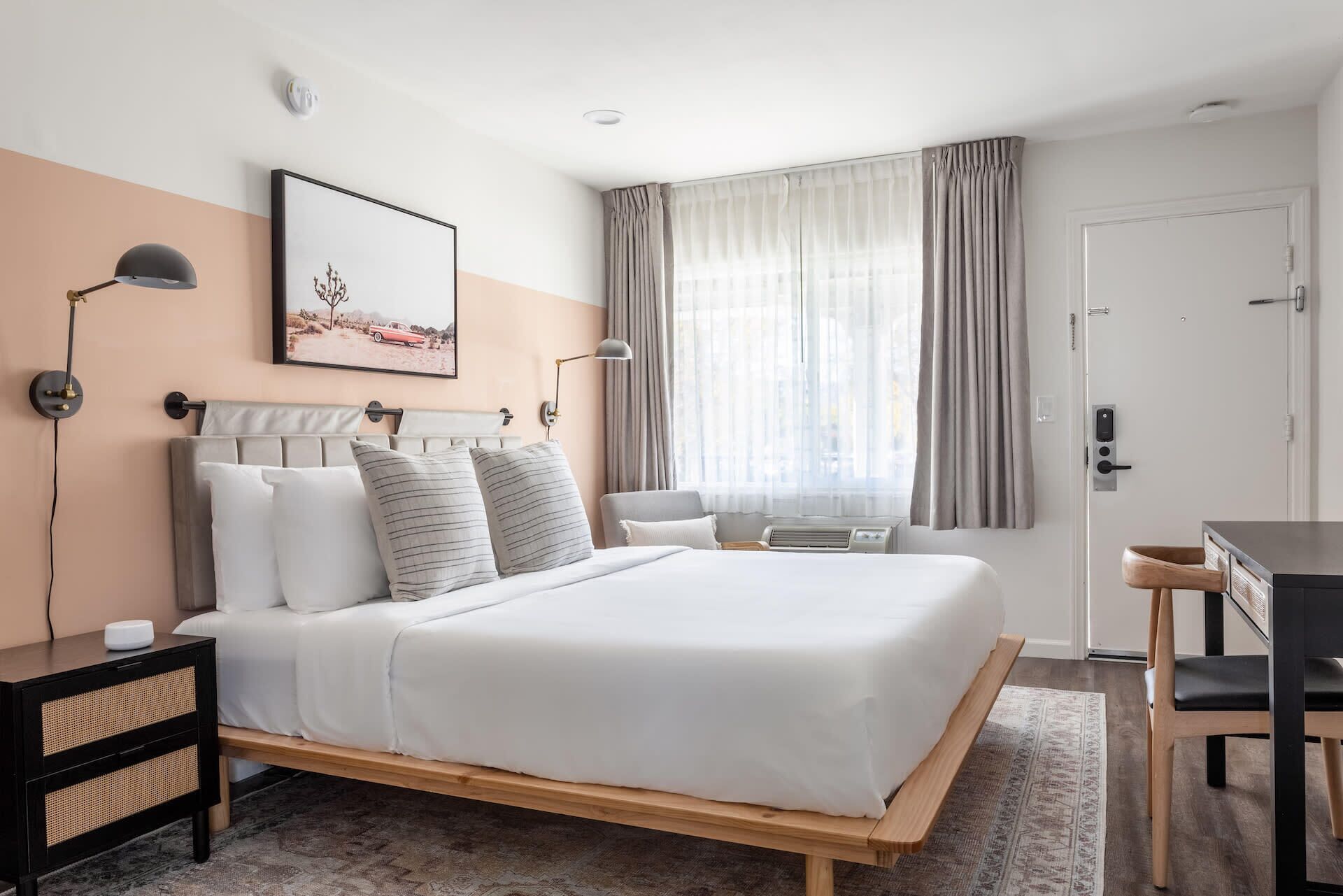 Kasa Palo Alto | Family Friendly, King Room with Workspace & Extra Full Bed