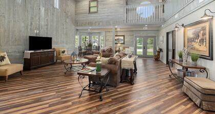 Beautiful 6 Bedroom Pool Side Lodge