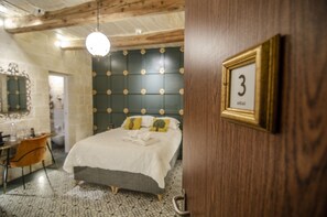 Romantic Double or Twin Room | Minibar, in-room safe, individually decorated, individually furnished - Senglea Suites (Senglea)