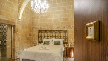 Traditional Double or Twin Room | Minibar, in-room safe, desk, iron/ironing board (on request)