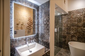Habitación romántica con 1 cama doble o 2 individuales | Baño | Artículos de higiene personal gratuitos, secador de pelo y zapatillas