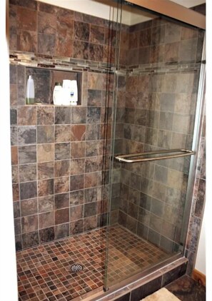 Douche, sèche-cheveux, serviettes fournies, savon