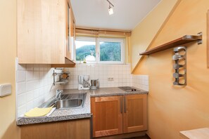 Een koelkast, een oven, een koffiezetapparaat/waterkoker, een waterkoker