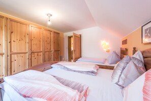 1 slaapkamer, een bureau, gratis wifi, beddengoed