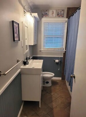 Regadera, toallas, jabón, papel de baño 