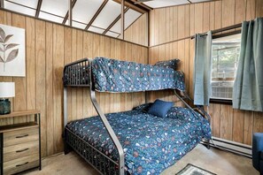 2 bedrooms, iron/ironing board, WiFi, bed sheets - Secluded Cabin: Hot Tub, Huge Deck, Fire Pit, WiFi (Hedgesville)