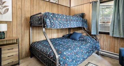 Secluded Cabin: Hot Tub, Huge Deck, Fire Pit, WiFi