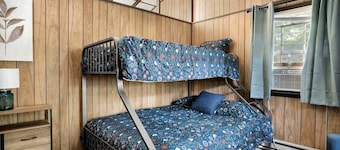 Secluded Cabin: Hot Tub, Huge Deck, Fire Pit, WiFi
