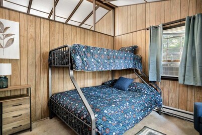 Secluded Cabin: Hot Tub, Huge Deck, Fire Pit, WiFi