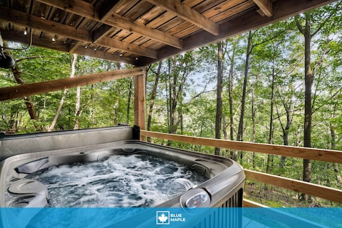 Secluded Cabin: Hot Tub, Huge Deck, Fire Pit, WiFi