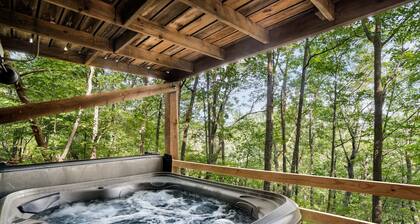 Secluded Cabin: Hot Tub, Huge Deck, Fire Pit, WiFi