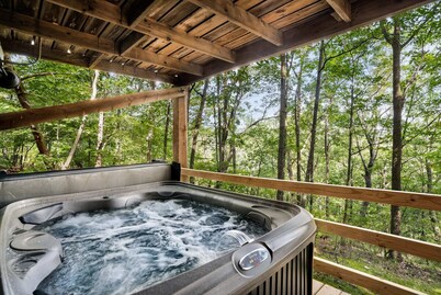 Secluded Cabin: Hot Tub, Huge Deck, Fire Pit, WiFi