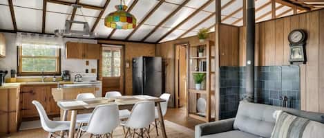 Una cocina moderna con comedor, sofá y chimenea.