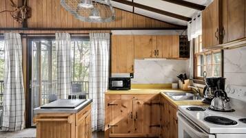Cafetera y tetera, refrigerador, microondas y horno