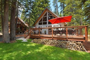 Outdoor dining - Bearadise Cabin in Tahoma (Tahoma)