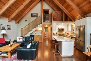 Interior - Bearadise Cabin in Tahoma (Tahoma)