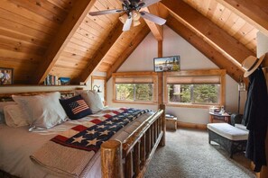 3 bedrooms, iron/ironing board, free WiFi, bed sheets - Bearadise Cabin in Tahoma (Tahoma)