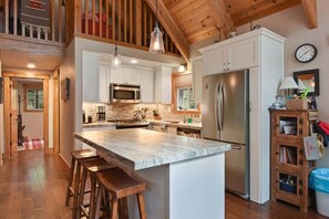 Fridge, microwave, oven, stovetop - Bearadise Cabin in Tahoma (Tahoma)
