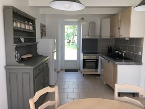 Kylskåp, mikrovågsugn, ugn och spishäll