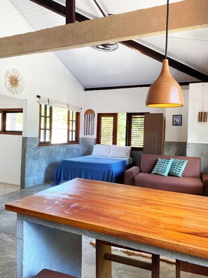 Tabla de planchar con plancha, wifi gratis y ropa de cama 