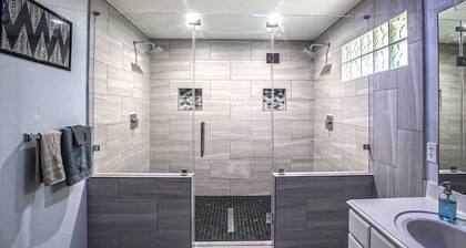 Modern 5 Bedroom, 3 Full bathroom, + PlayStation.