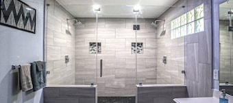 Modern 5 Bedroom, 3 Full bathroom, + PlayStation.