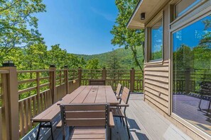Outdoor dining - Modern Treehouse (Jasper)