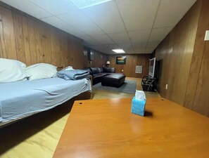 3 bedrooms, desk, WiFi, bed sheets