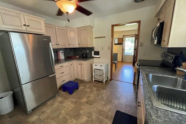 Frigorífico, microondas, horno y placa de cocina