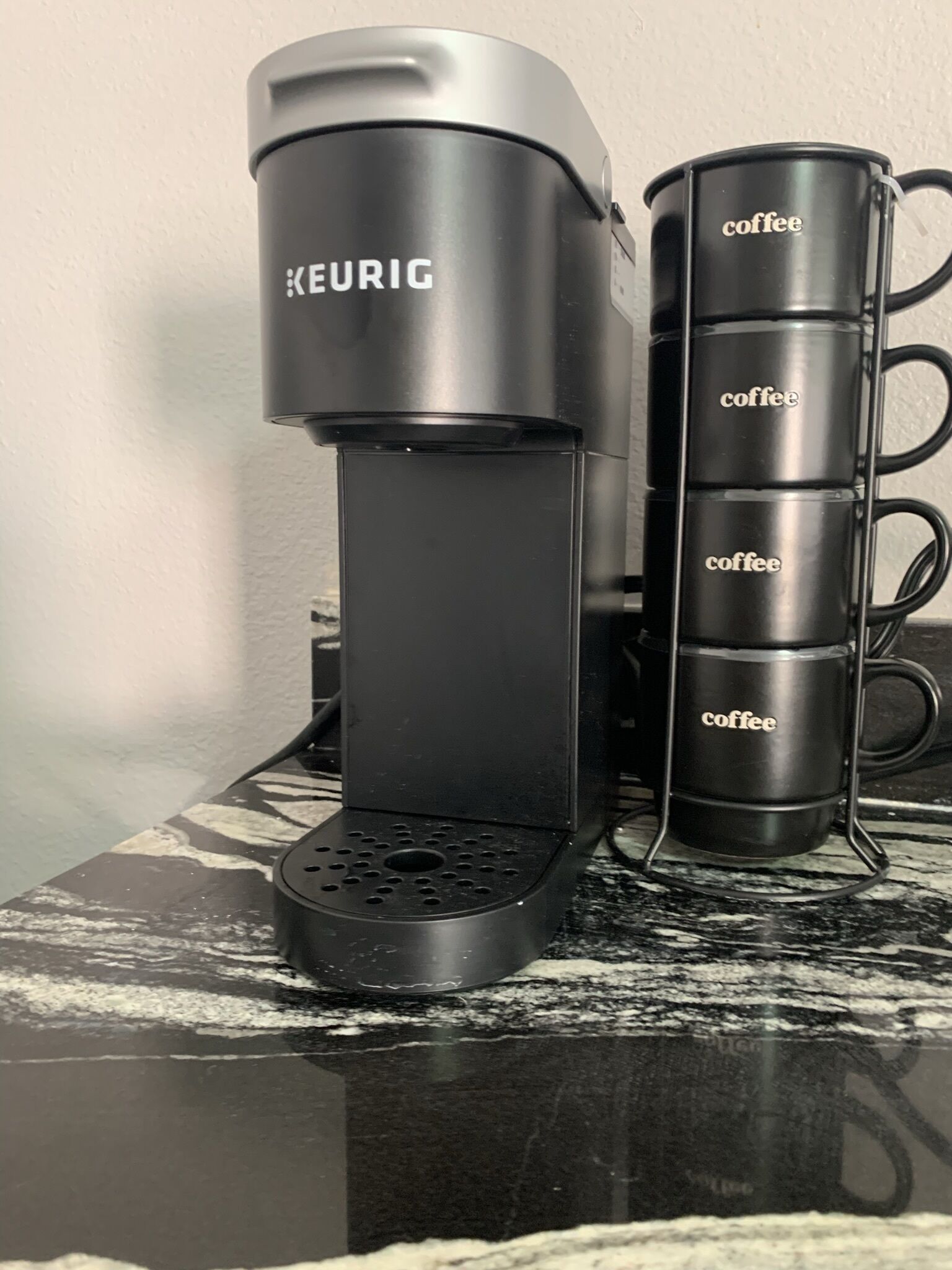 Une machine à café Keurig dotée d’un support pour tasse.