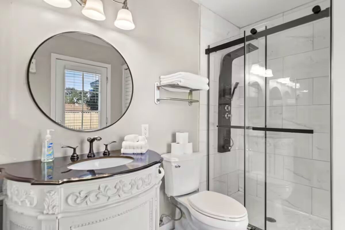 Douche, sèche-cheveux, serviettes fournies, savon